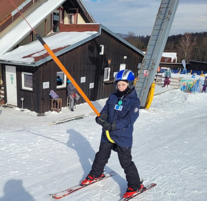 Malý veľký bojovník na svahu, aj keď sa mu už vôbec nechce
