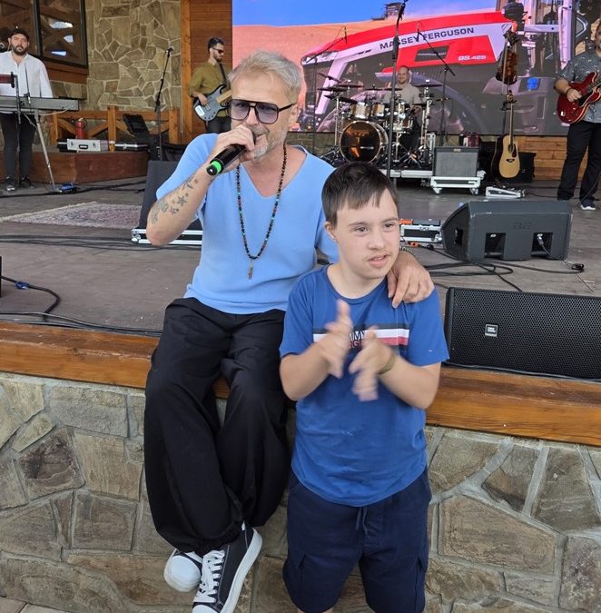 Keď sa ideš len pozrieť na koncert a odrazu si súčasť programu